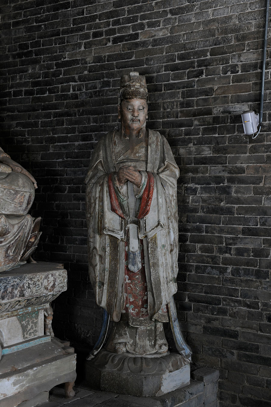 上寺三佛殿彩塑（供养人男）