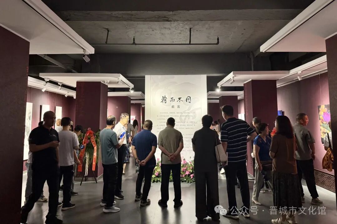 “荷而不同”栗维亚艺术作品展启幕