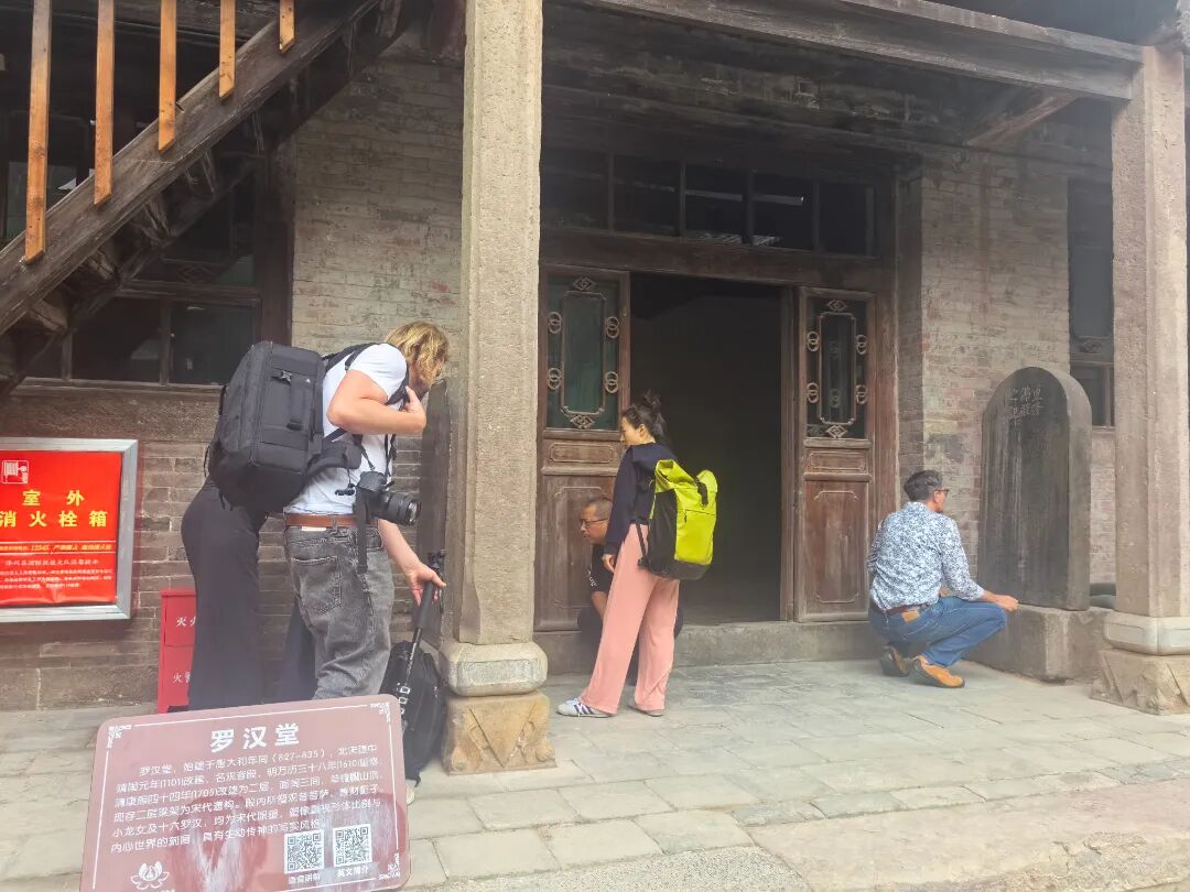 中外学者齐聚青莲寺开展佛教石经碑刻实地调研与学术交流