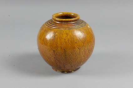 唐黄釉戳印鳞纹陶罐