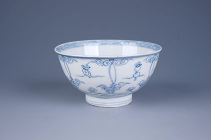 明“宣德年制”款青花八宝纹瓷碗