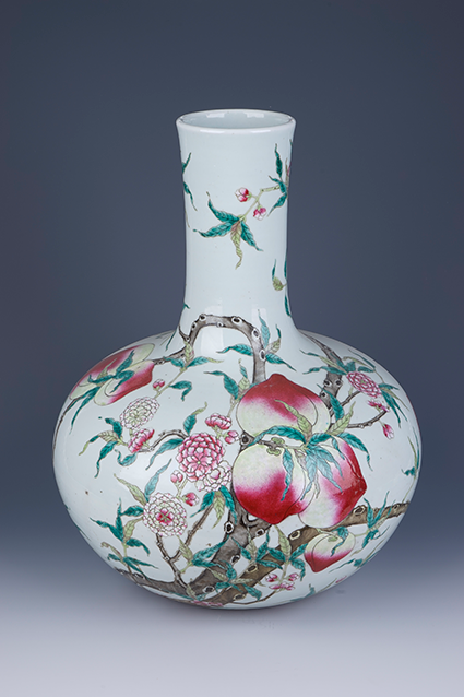 清“大清乾隆年制”款粉彩九桃瓷天球瓶