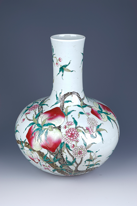 清“大清乾隆年制”款粉彩九桃瓷天球瓶